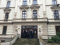 Krásná budova Okresního státního zastupitelství v Litoměřicích - a skupinka lidí na schodech :-)