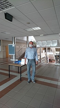 Řádně v roušce s desítkami testů v ruce. Správně bych testy měl nechat několik dní ve škole či každý z nich vydezinfikovat, ale studenti byli řádně poučení a podepsali čestná prohlášení o "nepříznacích koronaviru"